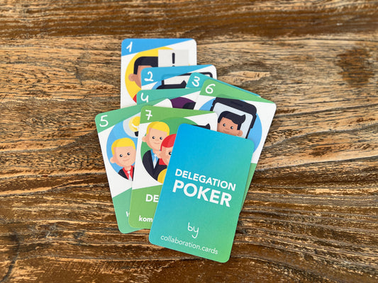 Delegation-Poker-Karten auf einem Holztisch.