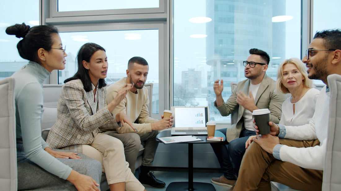 Team im lockeren Gespräch mit Kaffee – Check-in zum Meeting-Start
