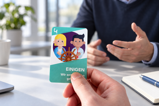 Illustrative Gesprächsszene: Eine Hand hält die Karte 4 „Einigen“, im Hintergrund gestikuliert eine Person.