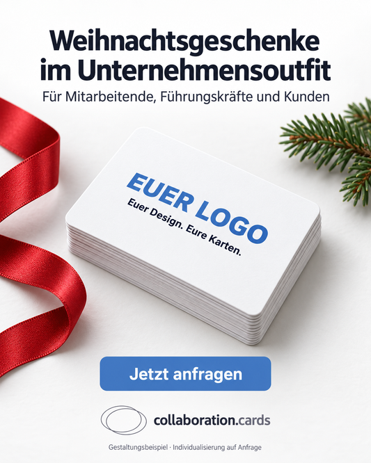 KI-Gestaltungsbeispiel: Kartenrückseiten mit Euer-Logo-Platzhalter, rotem Band und Tannenzweig; kein Kundenauftrag.